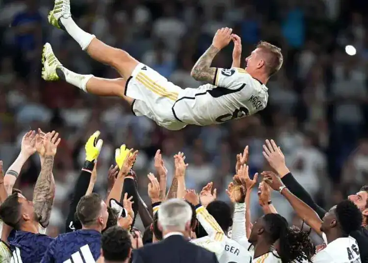Los jugadores del Real Madrid homenajean a Toni Kroos en lo que fue su último partido en el Santiago Bernabéu. Angel Martinez/Getty Imagesnormal