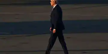Joe Biden Caminando en Pista de Aeropuerto