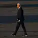 Joe Biden Caminando en Pista de Aeropuerto