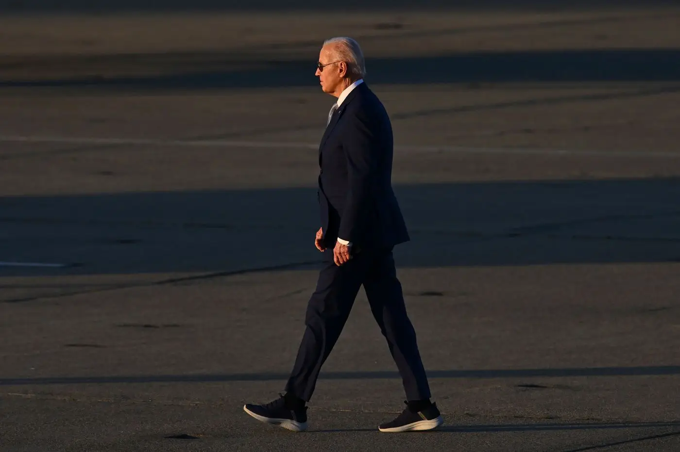 Joe Biden Caminando en Pista de Aeropuerto