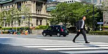 Un peatón pasa por el edificio del Banco de Japón. El banco central registró ganancias récord no realizadas en sus acciones en el año financiero que finalizó en marzo. FOTO: PHILIP FONG/AGENCE FRANCE-PRESSE/GETTY IMAGES