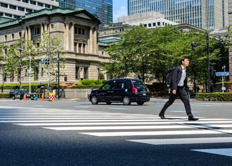 Un peatón pasa por el edificio del Banco de Japón. El banco central registró ganancias récord no realizadas en sus acciones en el año financiero que finalizó en marzo. FOTO: PHILIP FONG/AGENCE FRANCE-PRESSE/GETTY IMAGES