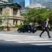 Un peatón pasa por el edificio del Banco de Japón. El banco central registró ganancias récord no realizadas en sus acciones en el año financiero que finalizó en marzo. FOTO: PHILIP FONG/AGENCE FRANCE-PRESSE/GETTY IMAGES