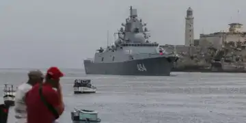 La gente observa cómo la fragata Almirante Gorshkov de la Armada rusa llega al puerto de La Habana, Cuba (AP Foto/Ariel Ley)