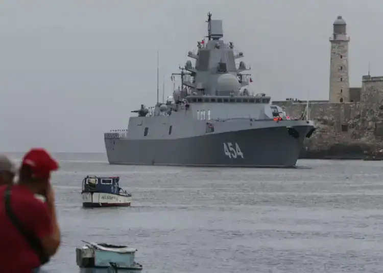 La gente observa cómo la fragata Almirante Gorshkov de la Armada rusa llega al puerto de La Habana, Cuba (AP Foto/Ariel Ley)