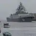 La gente observa cómo la fragata Almirante Gorshkov de la Armada rusa llega al puerto de La Habana, Cuba (AP Foto/Ariel Ley)