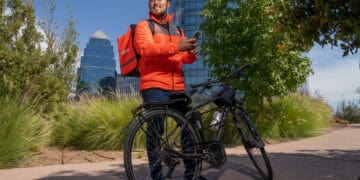 Fotografía cedida por la plataforma colombiana Rappi donde se observa a un repartidor de su aplicación web de comida en linea, en la Ciudad de México (México). EFE/Rappi/ SOLO USO EDITORIAL/SOLO DISPONIBLE PARA ILUSTRAR LA NOTICIA QUE ACOMPAÑA (CRÉDITO OBLIGATORIO)