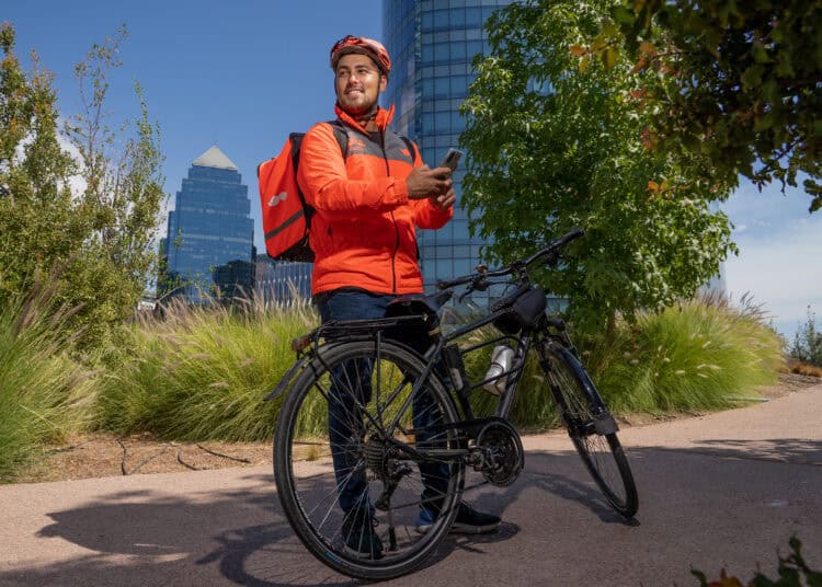 Fotografía cedida por la plataforma colombiana Rappi donde se observa a un repartidor de su aplicación web de comida en linea, en la Ciudad de México (México). EFE/Rappi/ SOLO USO EDITORIAL/SOLO DISPONIBLE PARA ILUSTRAR LA NOTICIA QUE ACOMPAÑA (CRÉDITO OBLIGATORIO)