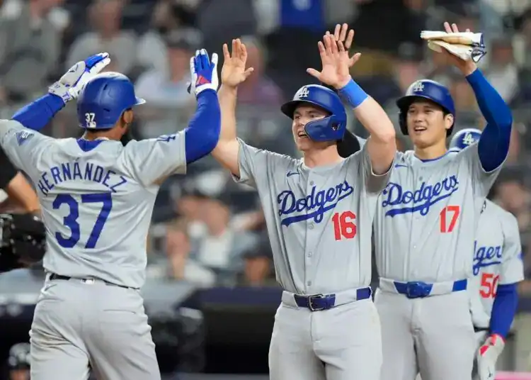 El dominicano de los Dodgers de Los Ángeles Teoscar Hernández celebra con sus compañeros Will Smith, Mookie Betts y Shohei Ohtani su gran slam en la octava entrada ante los Yankees de Nueva York el sábado 8 de junio del 2024.
Frank Franklin II - staff, ASSOCIATED PRESS