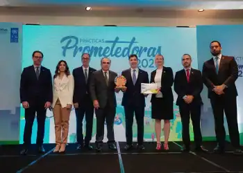 Presidente del Banco Popular Recibiendo Premio