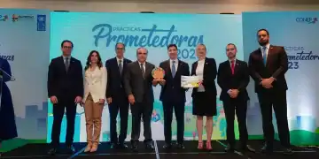 Presidente del Banco Popular Recibiendo Premio