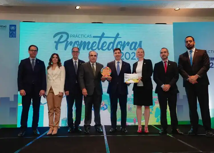 Presidente del Banco Popular Recibiendo Premio