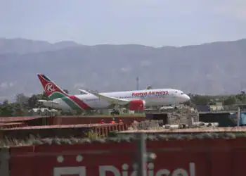 El avión que transportaba a la policía de Kenia toma taxis después de aterrizar en el Aeropuerto Internacional Toussaint Louverture en Puerto Príncipe, Haití, el martes 25 de junio de 2024AP