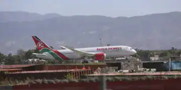 El avión que transportaba a la policía de Kenia toma taxis después de aterrizar en el Aeropuerto Internacional Toussaint Louverture en Puerto Príncipe, Haití, el martes 25 de junio de 2024AP