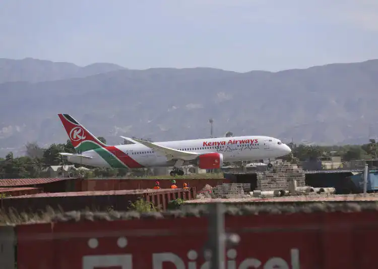 El avión que transportaba a la policía de Kenia toma taxis después de aterrizar en el Aeropuerto Internacional Toussaint Louverture en Puerto Príncipe, Haití, el martes 25 de junio de 2024AP