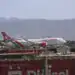 El avión que transportaba a la policía de Kenia toma taxis después de aterrizar en el Aeropuerto Internacional Toussaint Louverture en Puerto Príncipe, Haití, el martes 25 de junio de 2024AP