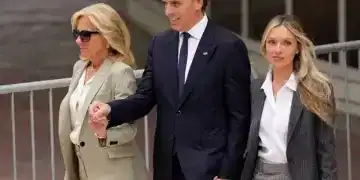 Hunter Biden, hijo del presidente Joe Biden, acompañado por su madre, la primera dama Jill Biden (izquierda) y su esposa, Melissa Cohen Biden, salen de un tribunal federal tras escuchar el veredicto, el martes 11 de junio de 2024, en Wilmington, Delaware. (AP Foto/Matt Slocum)Matt Slocum/AP