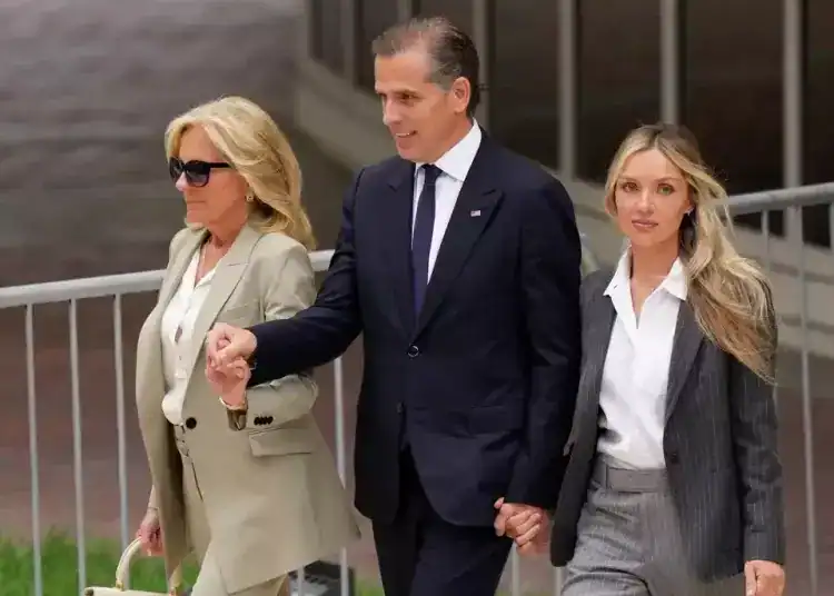 Hunter Biden, hijo del presidente Joe Biden, acompañado por su madre, la primera dama Jill Biden (izquierda) y su esposa, Melissa Cohen Biden, salen de un tribunal federal tras escuchar el veredicto, el martes 11 de junio de 2024, en Wilmington, Delaware. (AP Foto/Matt Slocum)Matt Slocum/AP