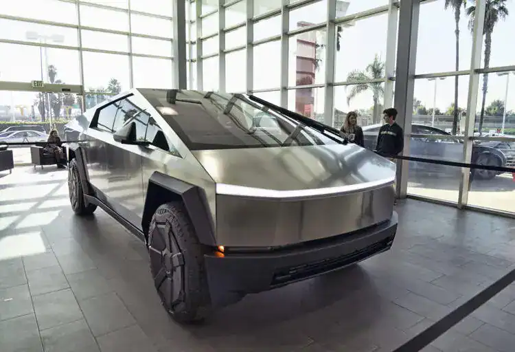 Un Cybertruck de Tesla en exhibición en Buena Park, California, el 3 de diciembre del 2023. (Foto AP/Richard Vogel)
© Proporcionado por The Associated Press