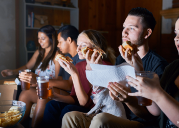 Imagen de jóvenes viendo una pantalla