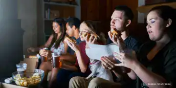 Imagen de jóvenes viendo una pantalla