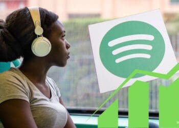 Mujer escuchando música en autobus - Diario Financiero