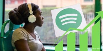 Mujer escuchando música en autobus - Diario Financiero