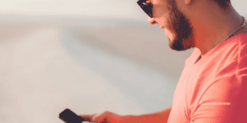 Joven usando Facebook