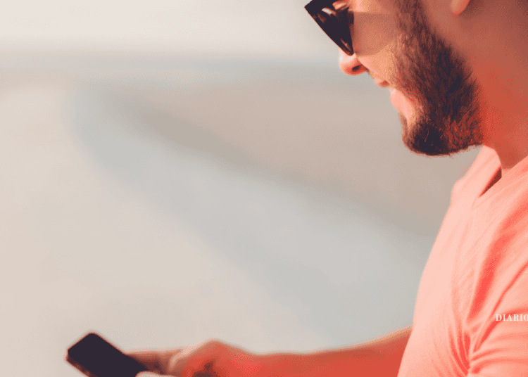 Joven usando Facebook