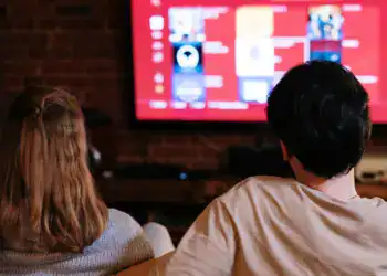 Pareja viendo Netflix