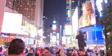 Foto de gente caminando en time square (Diario Financiero RD)