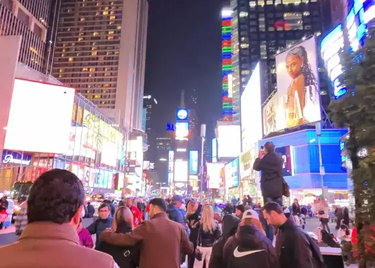 Foto de gente caminando en time square (Diario Financiero RD)