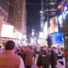 Foto de gente caminando en time square (Diario Financiero RD)