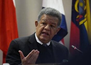 Leonel Fernández Regresa a República Dominicana Tras Gira en Europa