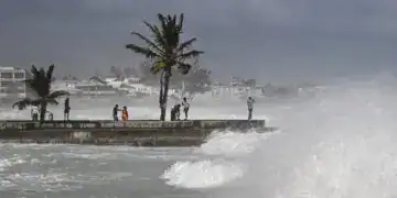 Personas en la costa viendo los cambios del clima cerca de Bridgetown, Barbados, el1 de julio de 2024, por los efectos del huracán BerylCHANDAN KHANNA / AFP)