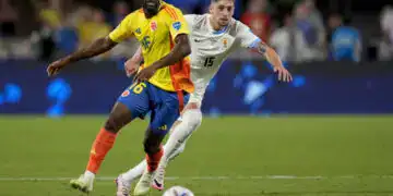 l colombiano Jefferson Lerma (16) y el uruguayo Federico Valverde se disputan el balón durante un partido de semifinales de la Copa América.AP