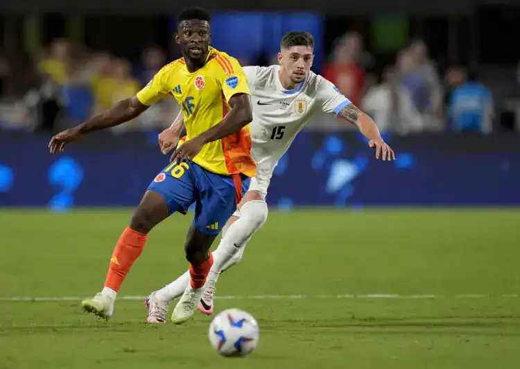l colombiano Jefferson Lerma (16) y el uruguayo Federico Valverde se disputan el balón durante un partido de semifinales de la Copa América.AP