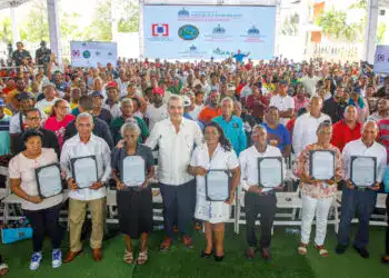 Abinader entrega títulos de propiedad