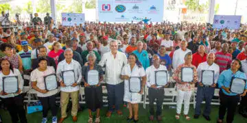 Abinader entrega títulos de propiedad