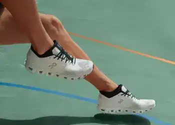 Imagen de tenis On en cancha de tenis