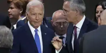 El presidente Joe Biden, izquierda, habla con el secretario general de la OTAN, Jens Stoltenberg, derecha, en la segunda sesión de trabajo de la cumbre de la OTAN, en Washington, el jueves 11 de julio de 2024. (AP Foto/Susan Walsh)