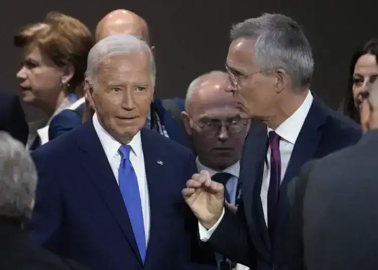 El presidente Joe Biden, izquierda, habla con el secretario general de la OTAN, Jens Stoltenberg, derecha, en la segunda sesión de trabajo de la cumbre de la OTAN, en Washington, el jueves 11 de julio de 2024. (AP Foto/Susan Walsh)