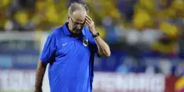 El seleccionador de Uruguay Marcelo Bielsa reacciona tras la derrota en semifinales de la Copa América ante Colombia el miércoles 10 de julio del 2024. (AP Foto/Jacob Kupferman)