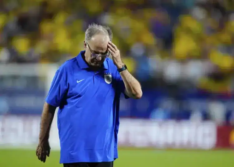 El seleccionador de Uruguay Marcelo Bielsa reacciona tras la derrota en semifinales de la Copa América ante Colombia el miércoles 10 de julio del 2024. (AP Foto/Jacob Kupferman)