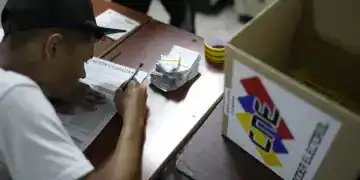Un trabajador electoral durante el conteo tras el cierre de urnas en las elecciones presidenciales en Caracas, Venezuela, el domingo 28 de julio de 2024. (AP Foto/Matías Delacroix)