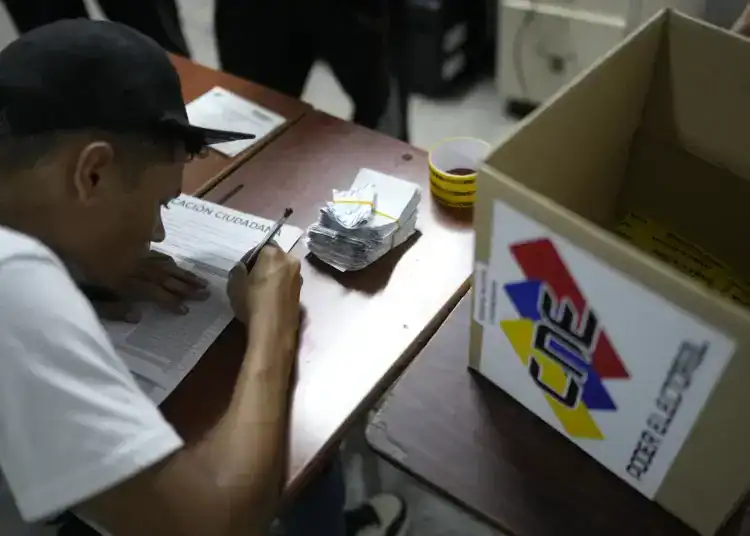 Un trabajador electoral durante el conteo tras el cierre de urnas en las elecciones presidenciales en Caracas, Venezuela, el domingo 28 de julio de 2024. (AP Foto/Matías Delacroix)