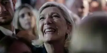 La líder ultraderechista francesa Marine Le Pen sonríe en una reunión con simpatizantes y periodistas tras la publicación de proyecciones de los comicios legislativos basadas en el recuento real de votos en determinadas circunscripciones, el domingo 30 de junio de 2024, en Henin-Beaumont, en el norte de Francia. (AP Foto/Thibault Camus)Thibault Camus/AP