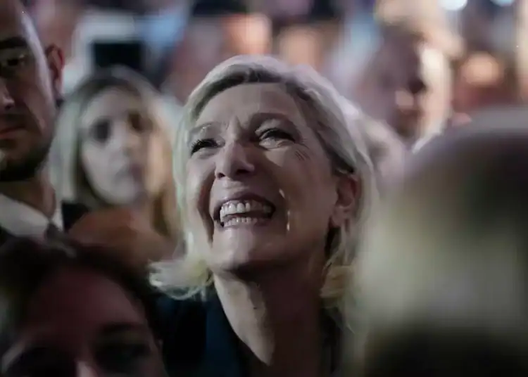 La líder ultraderechista francesa Marine Le Pen sonríe en una reunión con simpatizantes y periodistas tras la publicación de proyecciones de los comicios legislativos basadas en el recuento real de votos en determinadas circunscripciones, el domingo 30 de junio de 2024, en Henin-Beaumont, en el norte de Francia. (AP Foto/Thibault Camus)Thibault Camus/AP