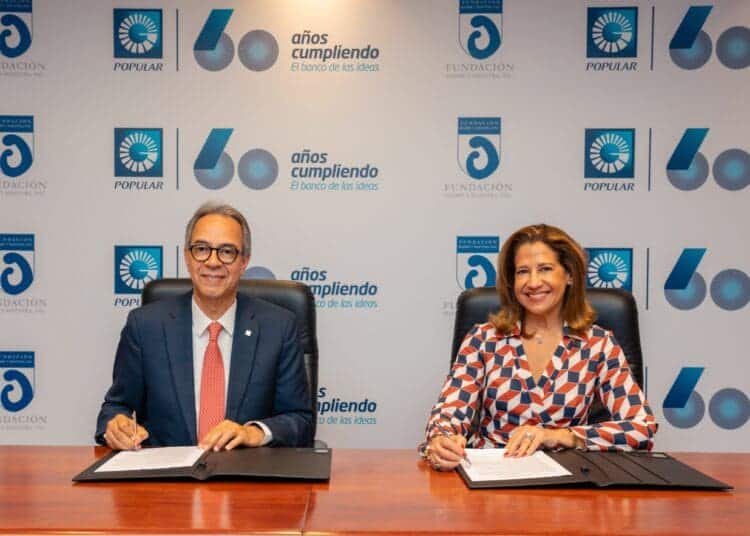 Desde la izquierda, los señores José Mármol y Mercedes Capellán de Lama.