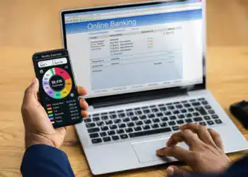 Persona usando una cuenta digital